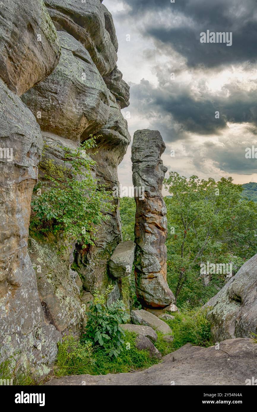 Formazione rocciosa Devils Smokestack, sul sentiero di osservazione, nel Garden of the Gods, vicino a Karbers Ridge, Shawnee National Forest, Illinois. Foto Stock