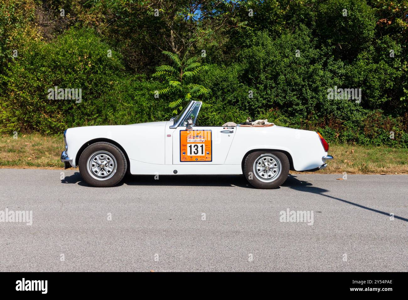 Vista laterale dell'MG al Vienna Classic Days 2024, sfilata di auto d'epoca, Donaupark, Vienna, Austria Foto Stock