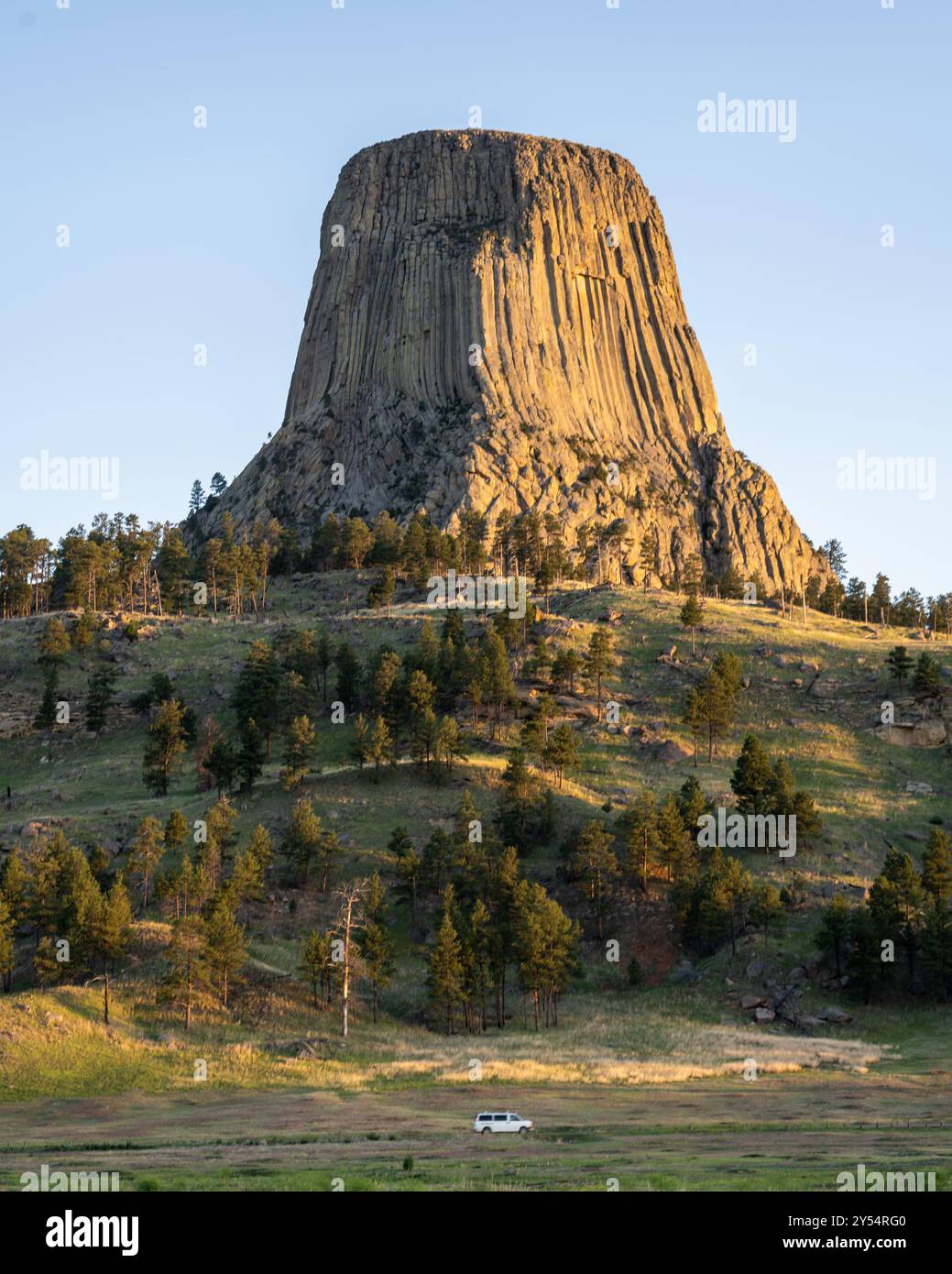 Il veicolo passa accanto al Devils Tower National Monument (alias Bear Lodge), vicino a Hulett, Wyoming. Foto Stock