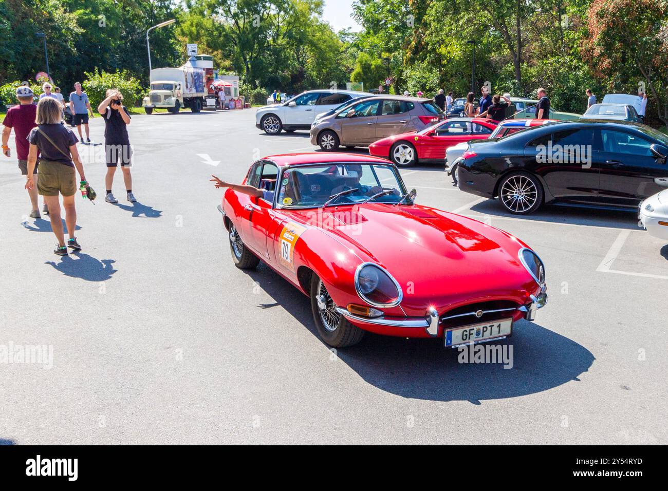 Jaguar e-TYPE al Vienna Classic Days 2024, sfilata di auto d'epoca, Donaupark, Vienna, Austria Foto Stock