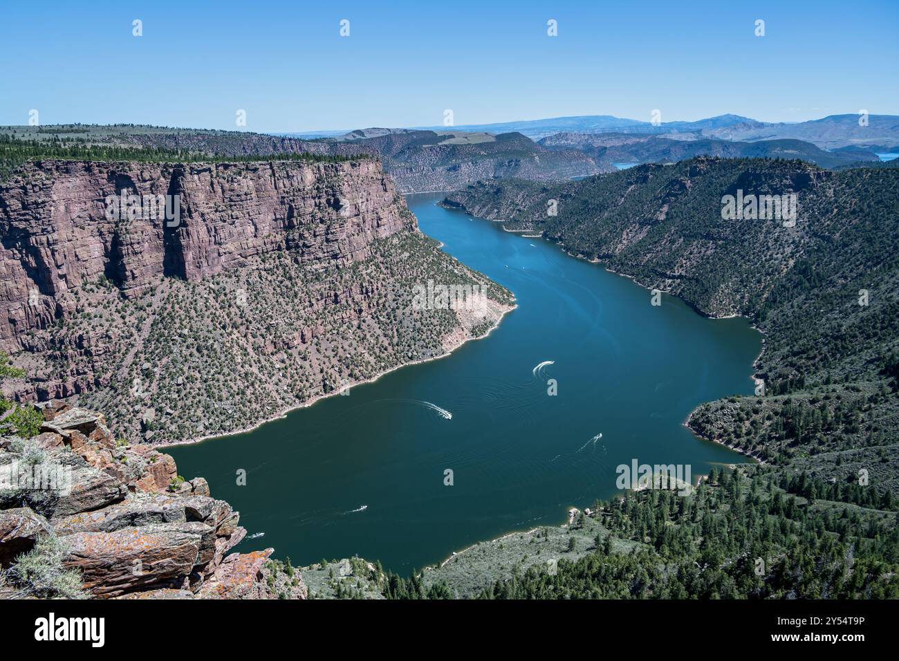 Barche a motore che navigano sul Green River, nella Flaming Gorge National Recreation area, nella Ashley National Forest, vicino Dutch John, Utah. Foto Stock