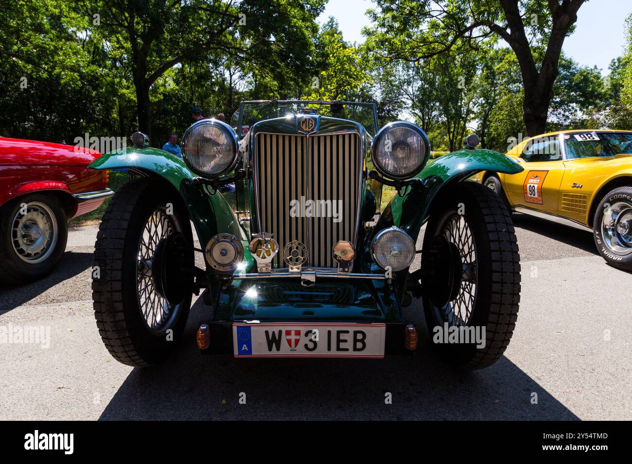 Davanti all'MG ai Vienna Classic Days 2024, sfilata di auto d'epoca, Donaupark, Vienna, Austria Foto Stock