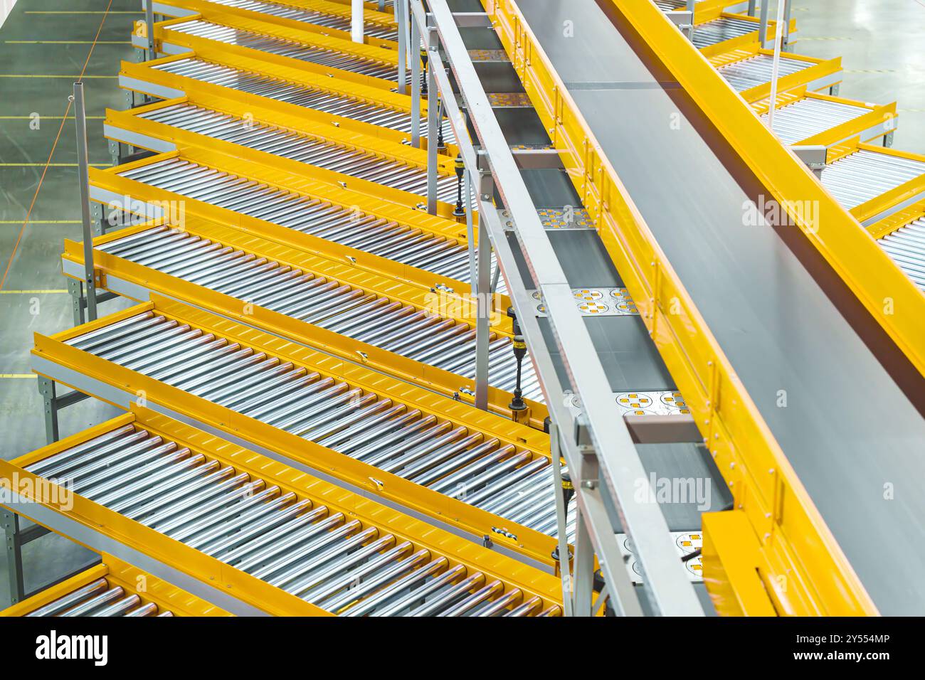 Meccanismo automatizzato di smistamento dei nastri trasportatori in un centro logistico. Gestione automatica delle soluzioni ingegneristiche e preparazione dei pacchi per la consegna ai clienti Foto Stock