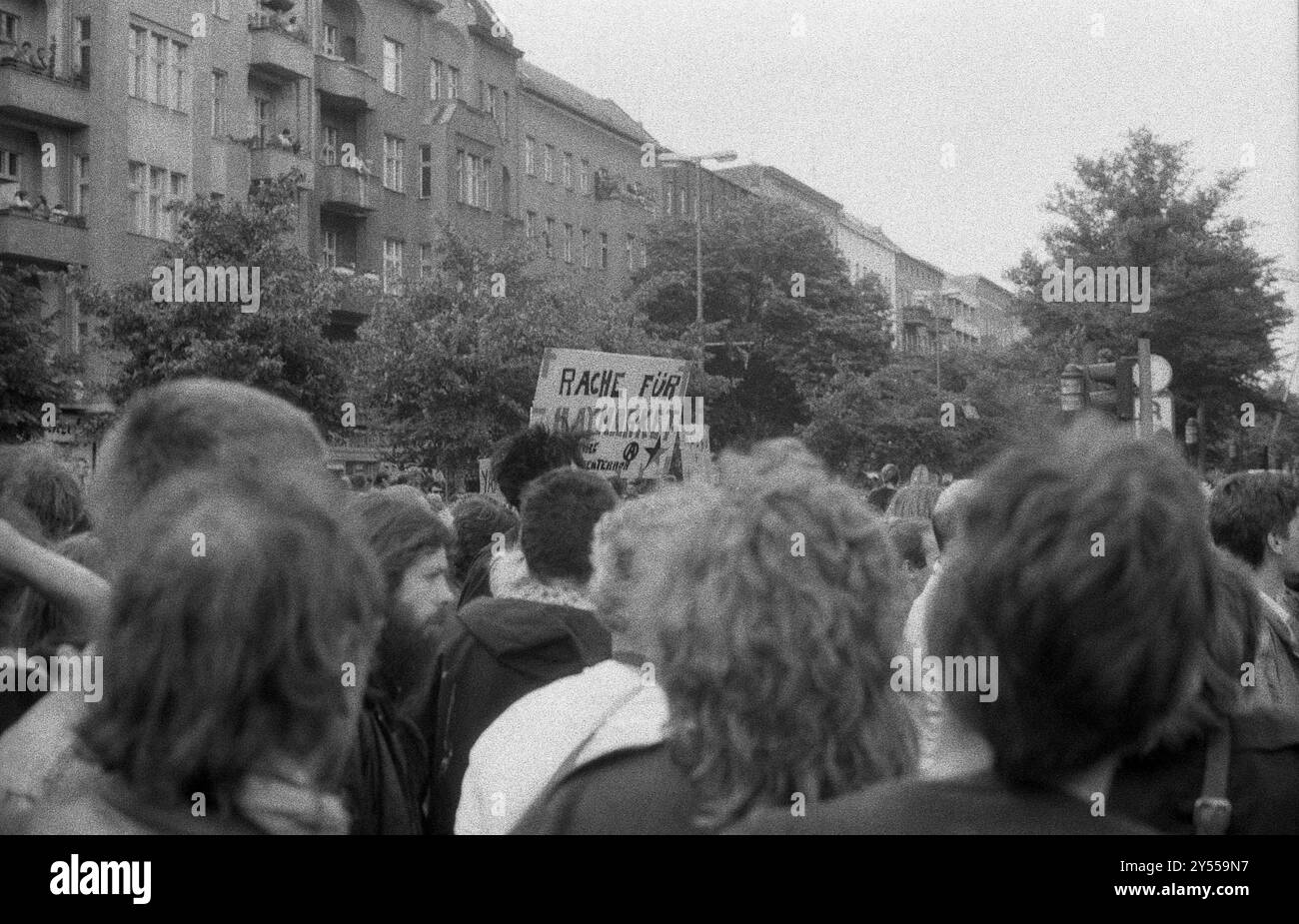 DATA DI REGISTRAZIONE NON INDICATA KANTSTR. / Kaiser-Friedrich-Str., Demonstration gegen die US-Politik unter Ronald Reagan am 11.6.1987 in Berlin-West für die Demonstration am 11.6,1987, am Vorabend des Besuchs, hatten über 150 Parteien, Organisationen und Vereine aufgerufen. Rund 50,000 Menschen demonstrierten gegen die Rüstungspolitik der USA, gegen den von den USA betriebenen schmutzigen Krieg in Mittelamerika und für Berlin West als Stadt des Friedens und der Entspannung. *** Kantstr Kaiser Friedrich Str , dimostrazione contro la politica americana sotto Ronald Reagan su 11 6 1987 a Berlino Ovest più di 150 p Foto Stock