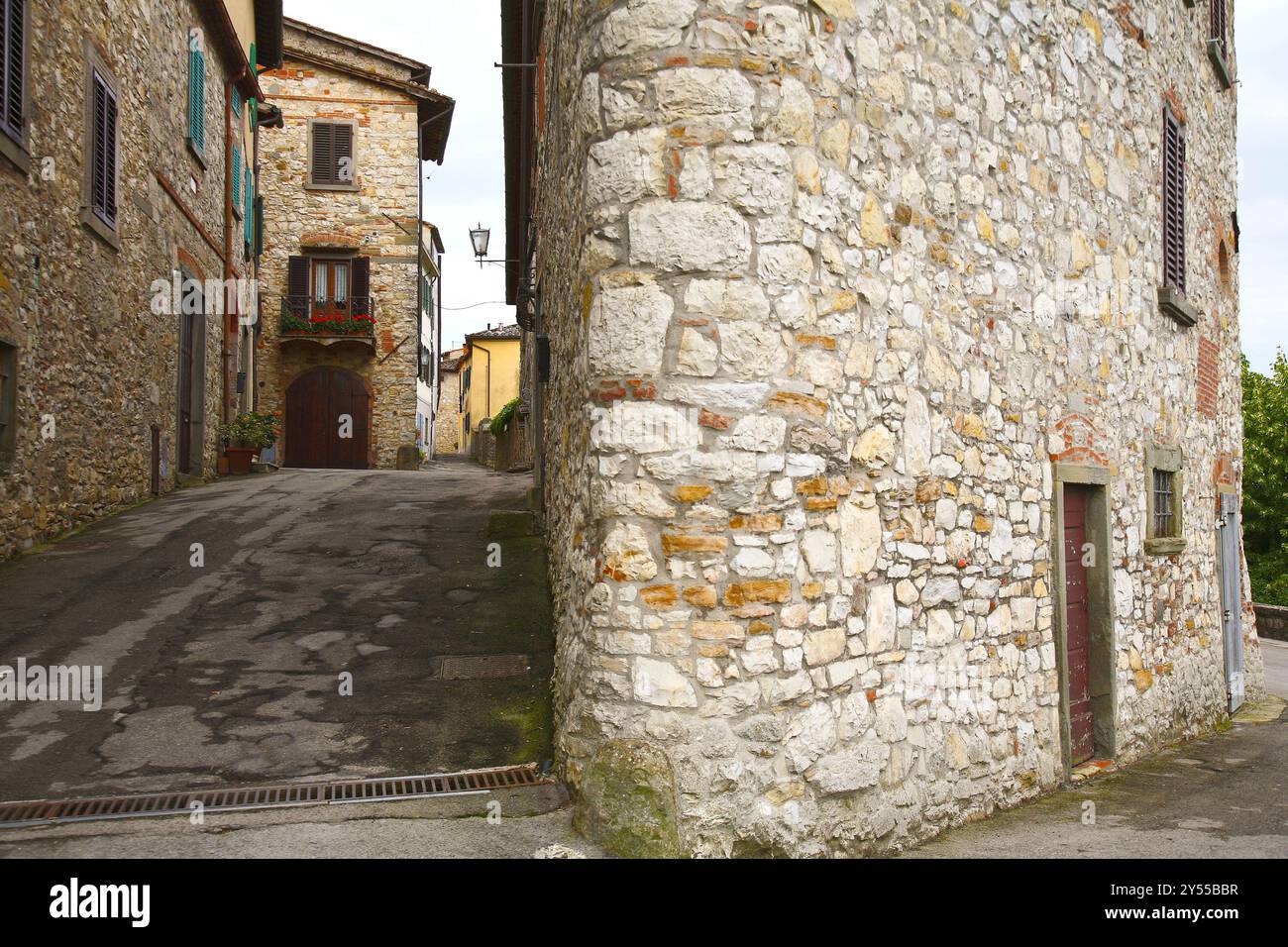 La città di Radda appare racchiusa all'interno delle mura parzialmente conservate. La città vecchia ha una pianta cittadina costituita da una strada principale sulla quale si apre Foto Stock