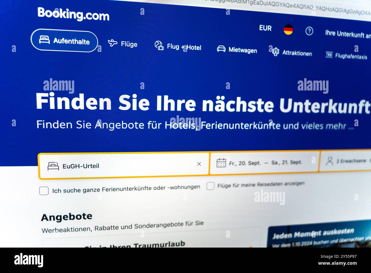 Baviera, Germania - 20 settembre 2024: Sito web del Booking.com, con la lettera della sentenza della Corte di giustizia. Immagine simbolica delle implicazioni legali per la piattaforma di prenotazione alberghiera e il settore alberghiero *** sito web von Booking.com, mit Schriftzug EuGH-Urteil. Symbolbild zu den rechtlichen Auswirkungen auf die Hotelbuchungsplattform und die Hotelbranche Foto Stock