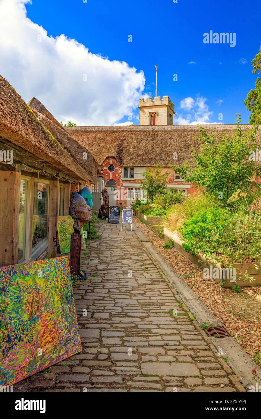 Gallerie d'arte in paglia in un cortile della Symondsbury Estate, nr Bridport, Dorset, Inghilterra, Regno Unito Foto Stock