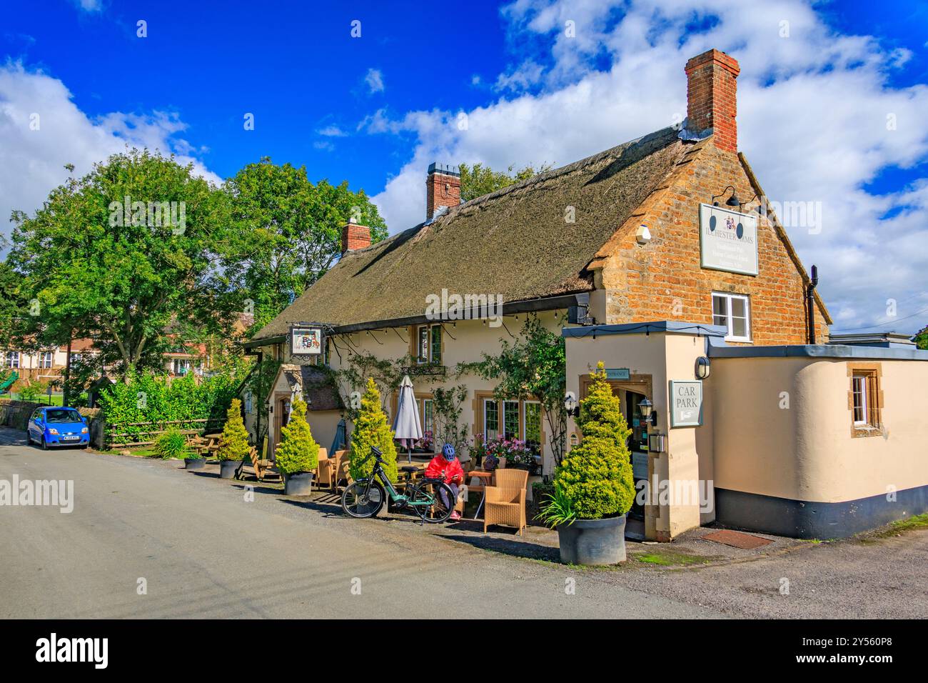 La casa pubblica Ilminster Arms in paglia nel villaggio di Symondsbury, nr Bridport, Dorset, Inghilterra, Regno Unito Foto Stock