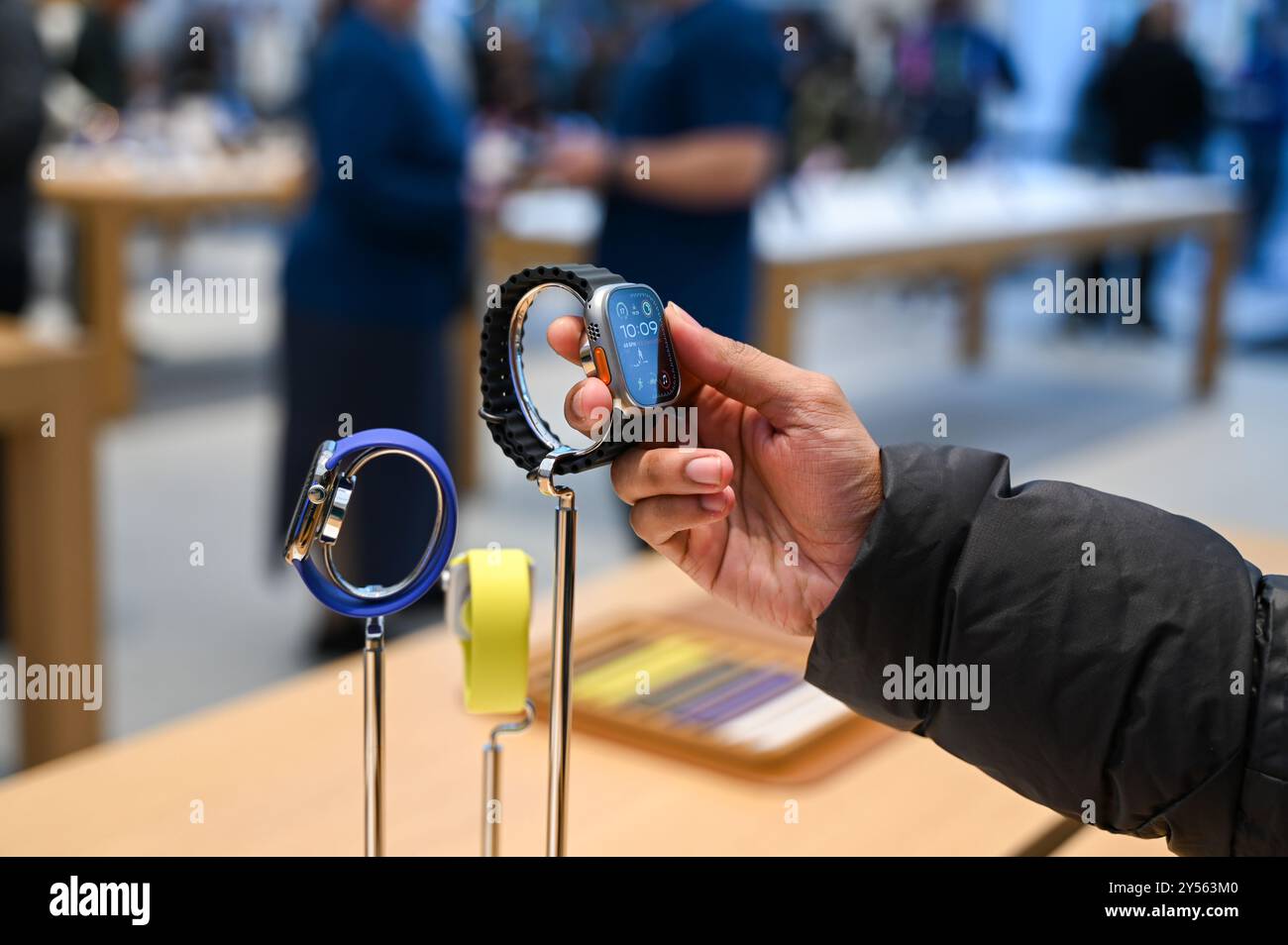 Berlino, Germania. 20 settembre 2024. Un uomo tocca un Apple Watch Series 10 nell'Apple Store di Mitte. I nuovi modelli di iPhone 16 e iWatch 10 di Apple sono in vendita qui. Apple si sta concentrando su fotocamere e intelligenza artificiale migliori nei suoi nuovi iPhone. Tuttavia, gli utenti nell'Unione europea non sperimenteranno inizialmente molte delle nuove funzioni di IA. Credito: Katharina Kusche/dpa/Alamy Live News Foto Stock