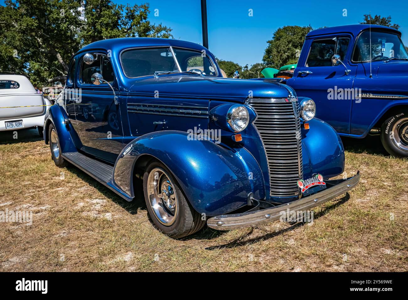 Gulfport, MS - 2 ottobre 2023: Vista dall'alto angolo anteriore di una Chevrolet Master Deluxe Coupé 1938 ad una mostra di auto locale. Foto Stock