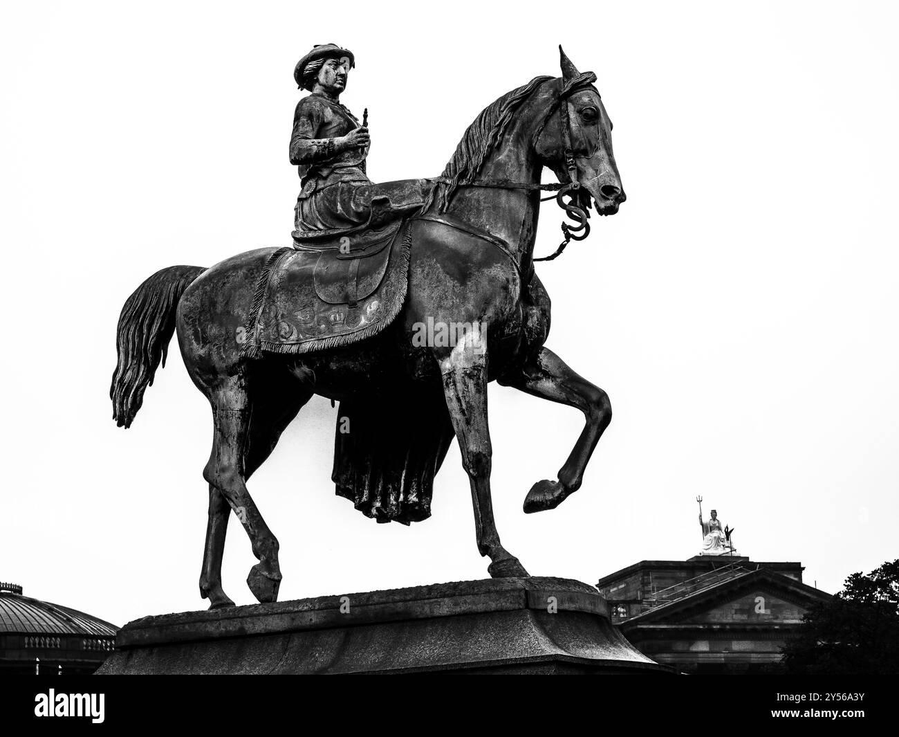 Questa scena di strada fuori dalla St George's Hall di Liverpool è dedicata alla regina Vittoria Foto Stock