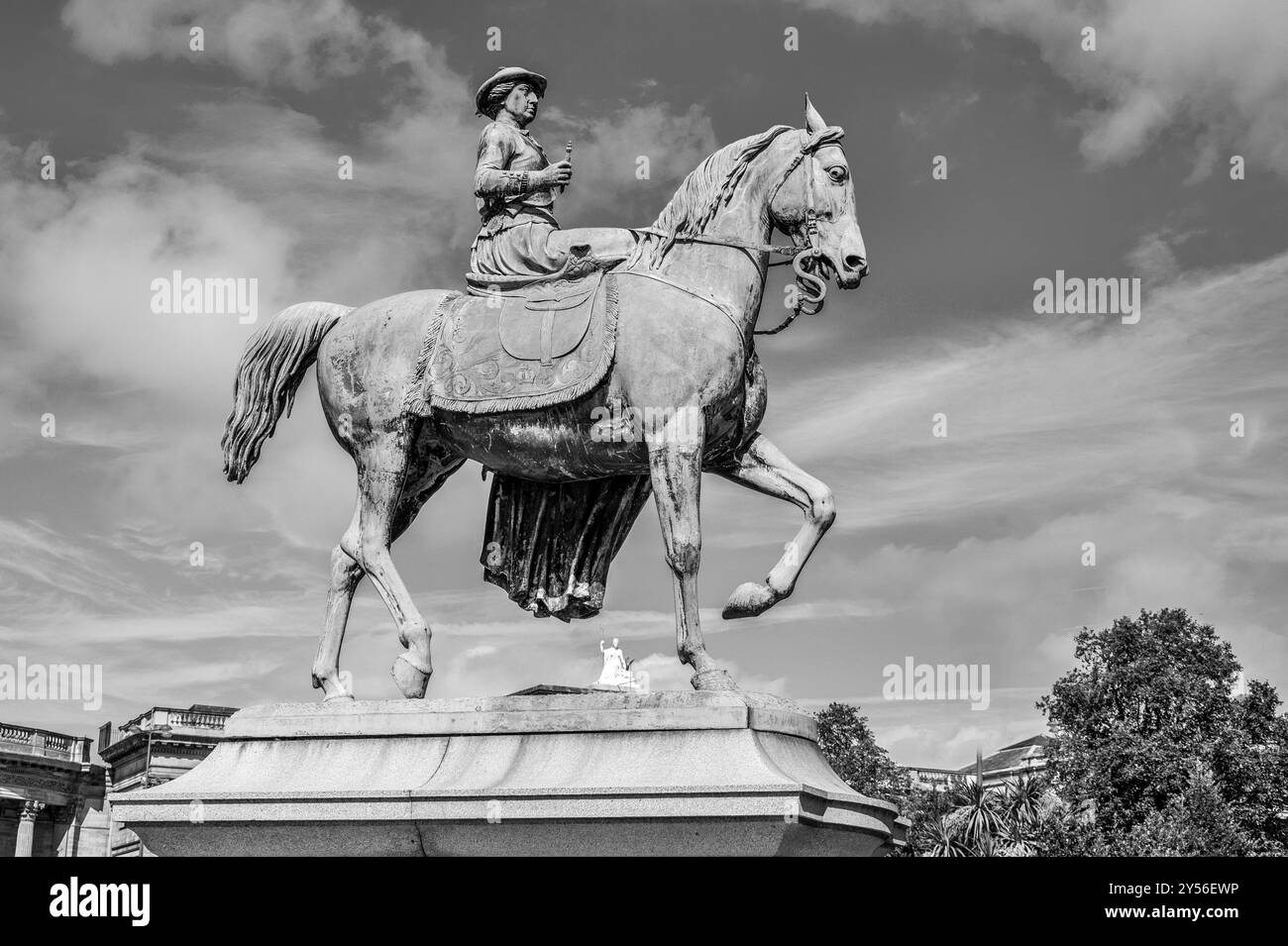 Questa scena di strada fuori dalla St George's Hall di Liverpool è dedicata alla regina Vittoria Foto Stock