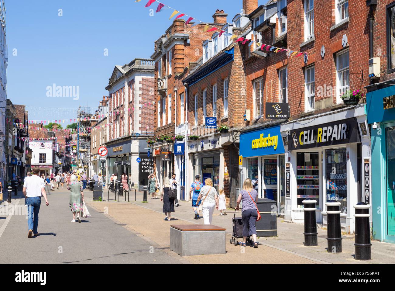 High Street UK con gente che fa shopping nel centro di Winchester Winchester UK Winchester Hampshire Inghilterra GB Europa Foto Stock