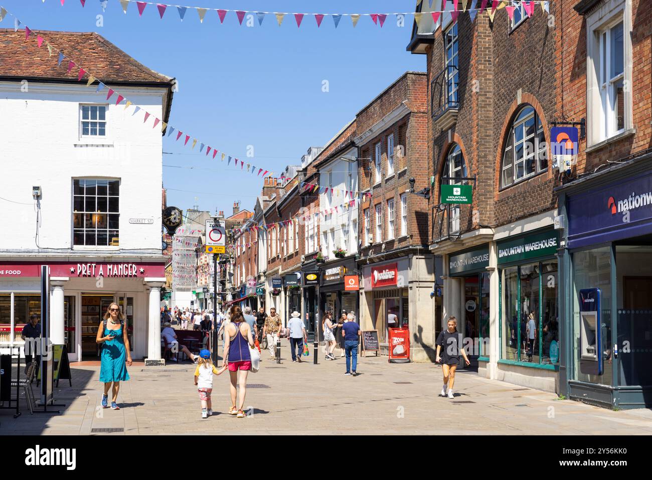 Winchester High Street Regno Unito con persone che fanno shopping nel centro di Winchester Winchester Regno Unito Winchester Hampshire Inghilterra Regno Unito GB Europa Foto Stock