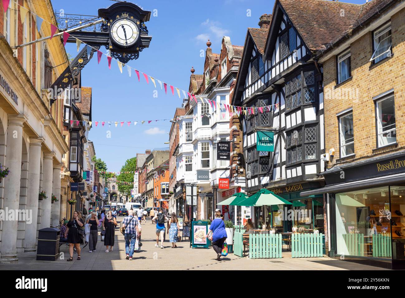 Winchester High Street Clock Winchester High Street Regno Unito e gente che fa shopping nel centro di Winchester Winchester Regno Unito Winchester Hampshire Inghilterra Regno Unito Foto Stock