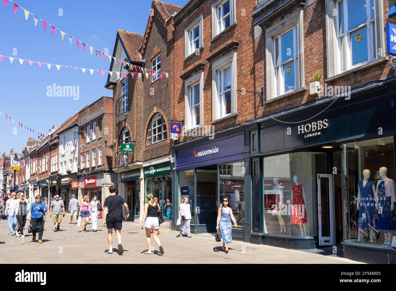 Winchester High Street Regno Unito con persone che fanno shopping nel centro di Winchester Winchester Regno Unito Winchester Hampshire Inghilterra Regno Unito GB Europa Foto Stock