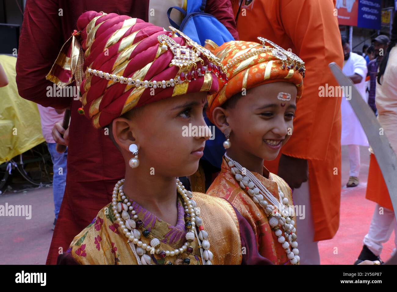 Pune, India - 17 settembre 2024, Pune Ganpati Visarjan Processione con abbigliamento tradizionale, The Rhythm of Traditional Dhol Tasha Music. Foto Stock