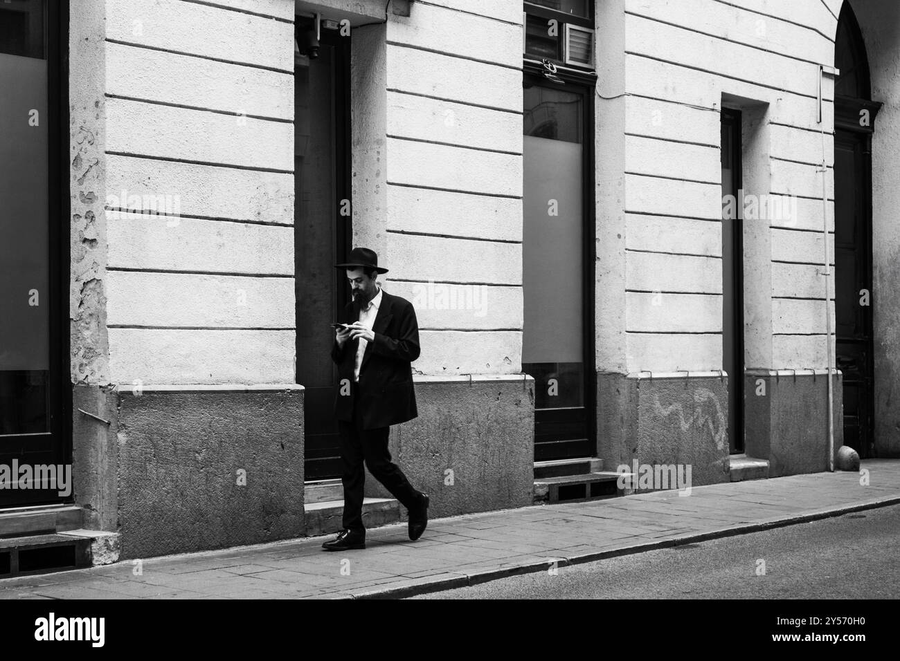 Budapest, Ungheria - 10 agosto 2024: Il quartiere centrale di Budapest accanto alla sinagoga Foto Stock