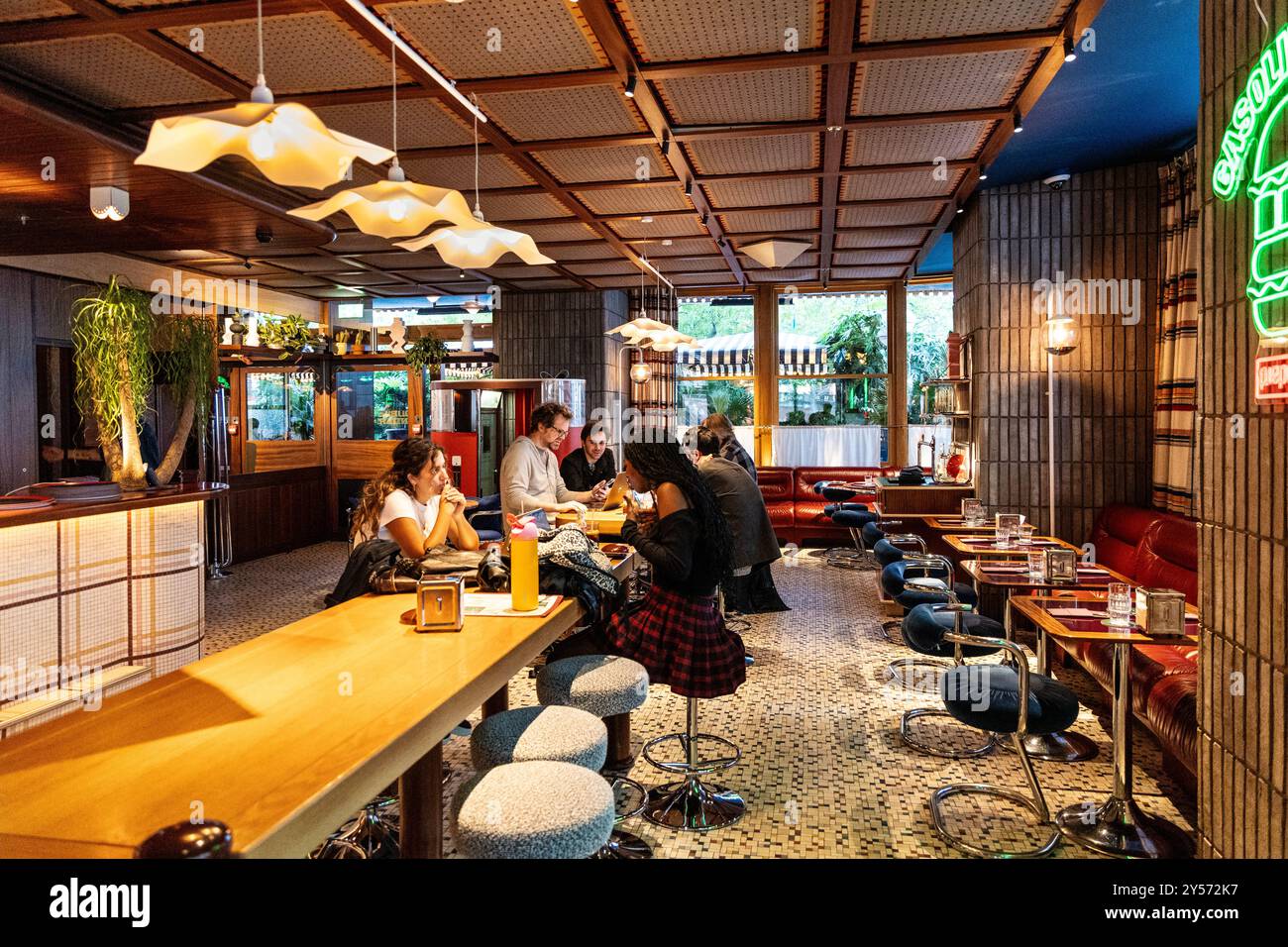 Interno del ristorante Gasoline Grill presso lo Standard Hotel a Kings Cross, Londra, Inghilterra Foto Stock