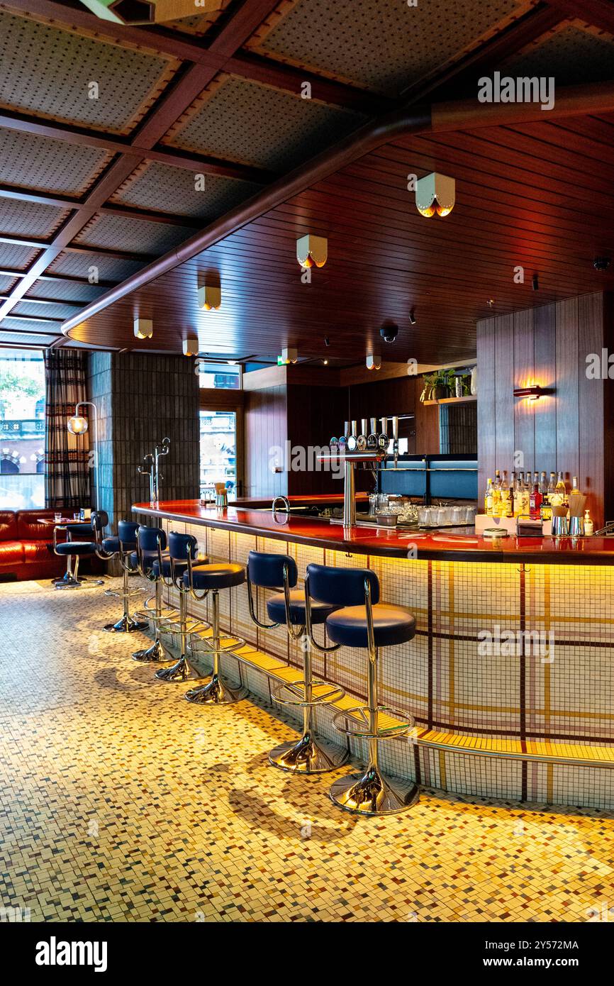 Interno del ristorante Gasoline Grill presso lo Standard Hotel a Kings Cross, Londra, Inghilterra Foto Stock