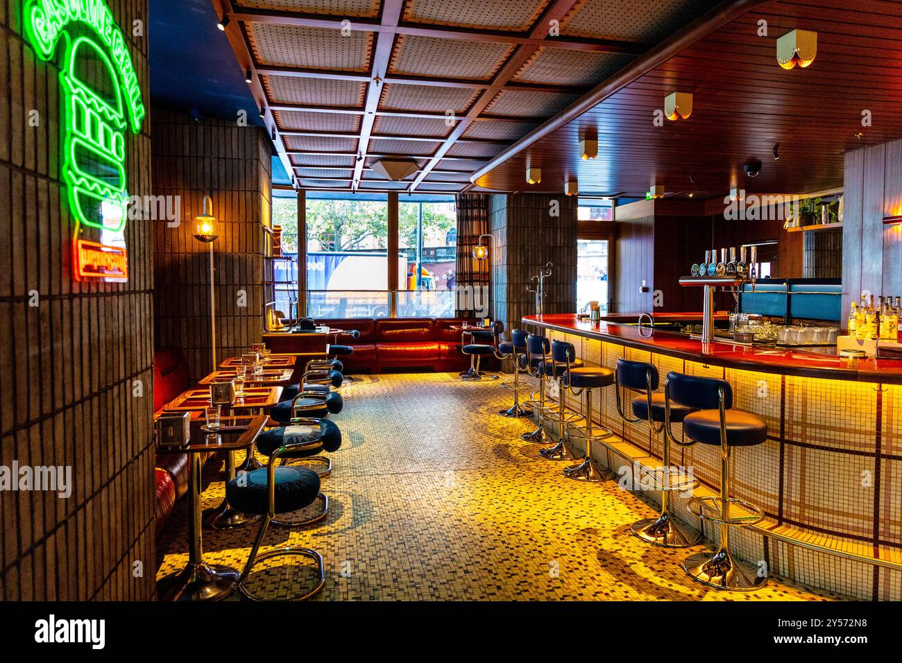 Interno del ristorante Gasoline Grill presso lo Standard Hotel a Kings Cross, Londra, Inghilterra Foto Stock