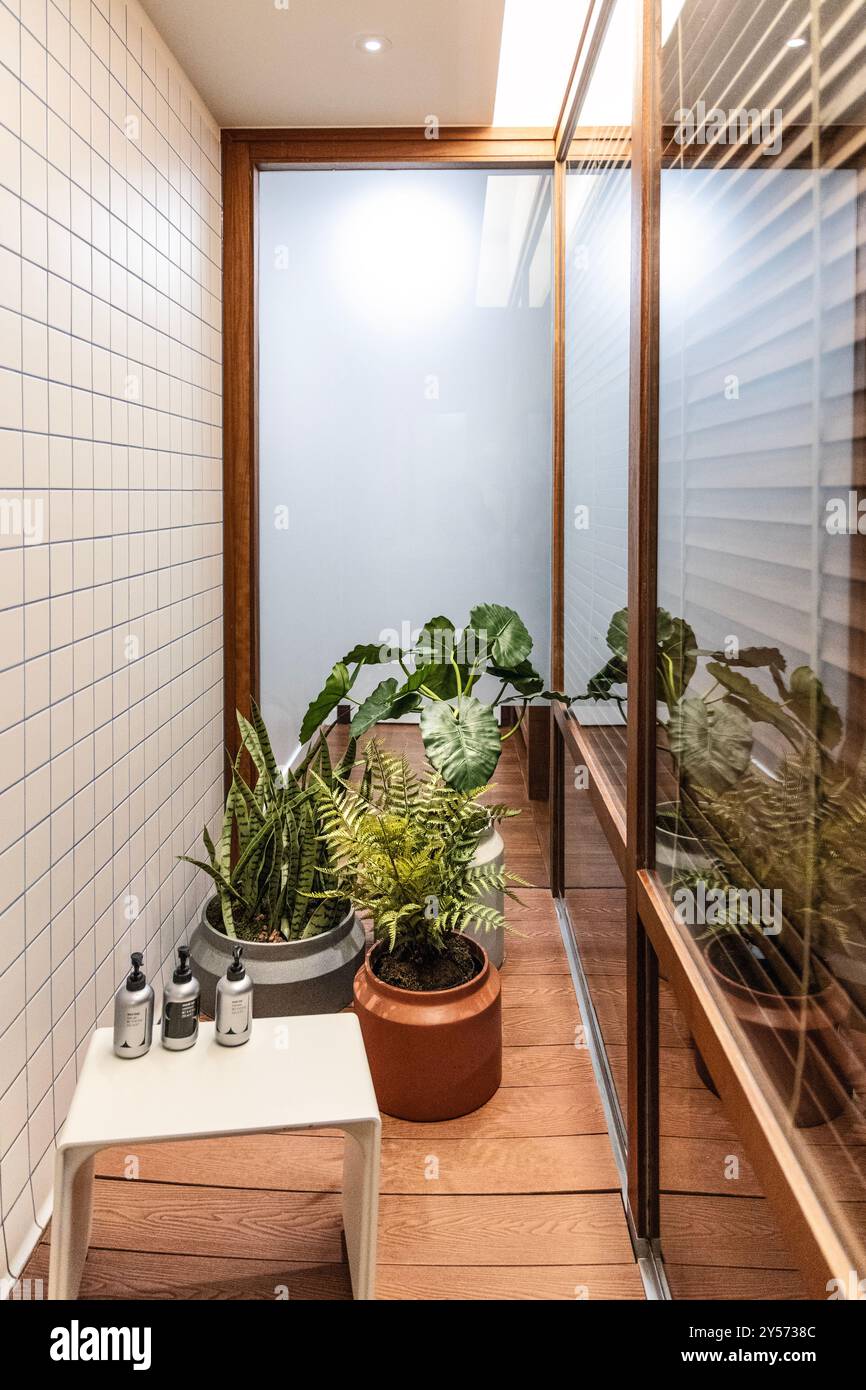 Interni del bagno in stile scandinavo minimalista presso lo Standard Hotel a Kings Cross, Londra, Inghilterra Foto Stock