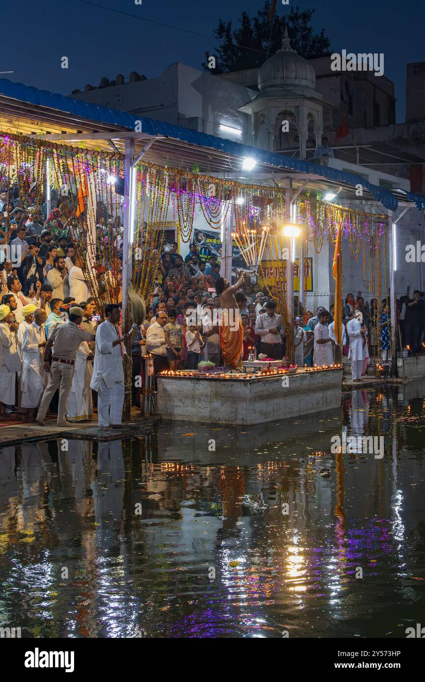 Pushkar, Rajasthan, India. 5 novembre 2022. Cerimonia religiosa al lago Pushkar. Foto Stock