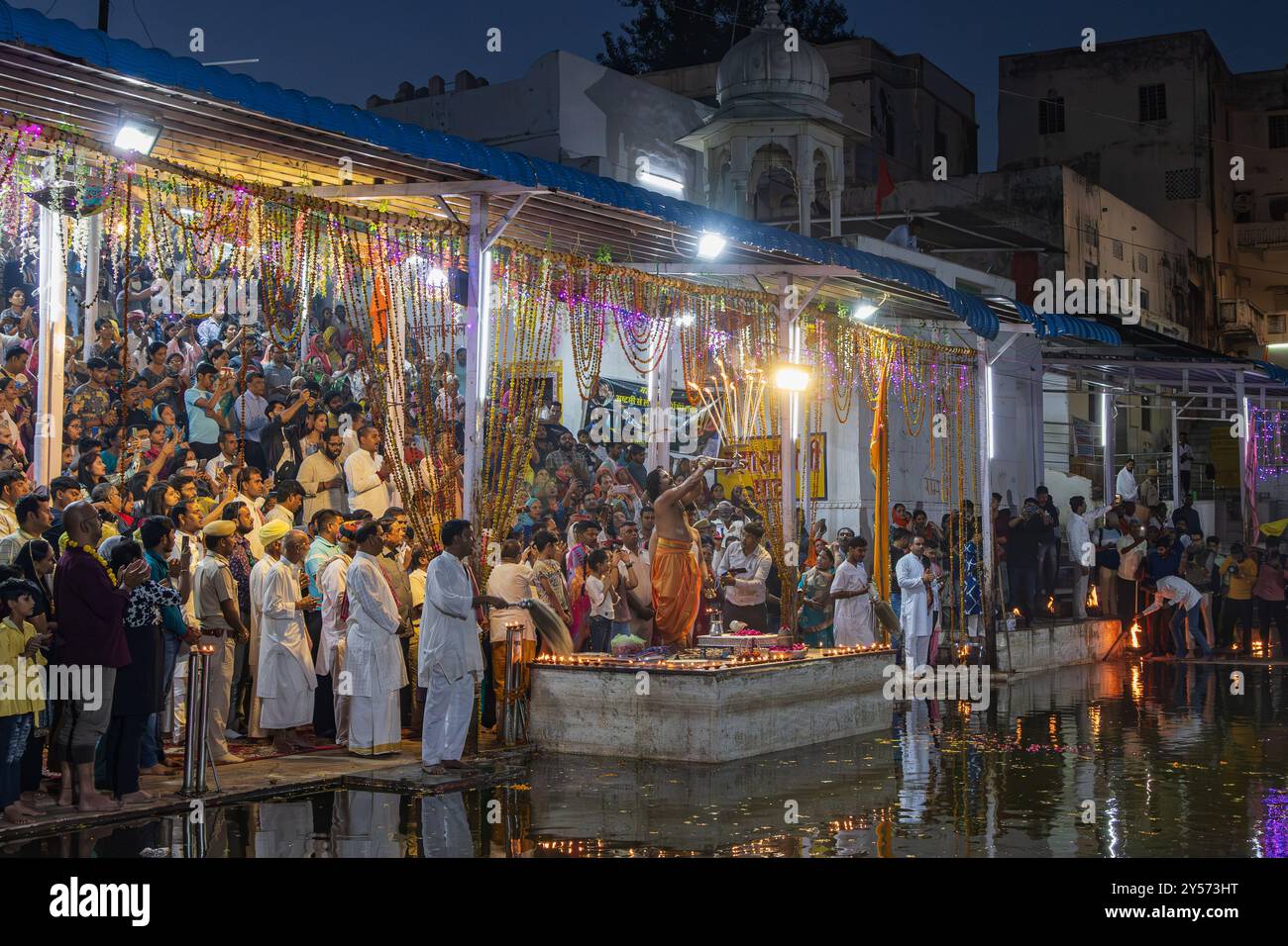Pushkar, Rajasthan, India. 5 novembre 2022. Cerimonia religiosa al lago Pushkar. Foto Stock