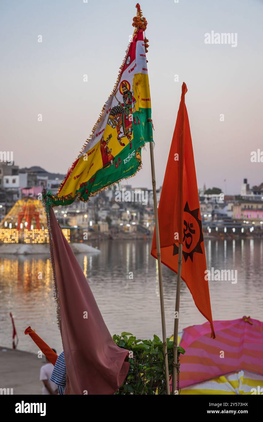 Pushkar, Rajasthan, India. 5 novembre 2022. Striscioni religiosi al lago Pushkar. Foto Stock