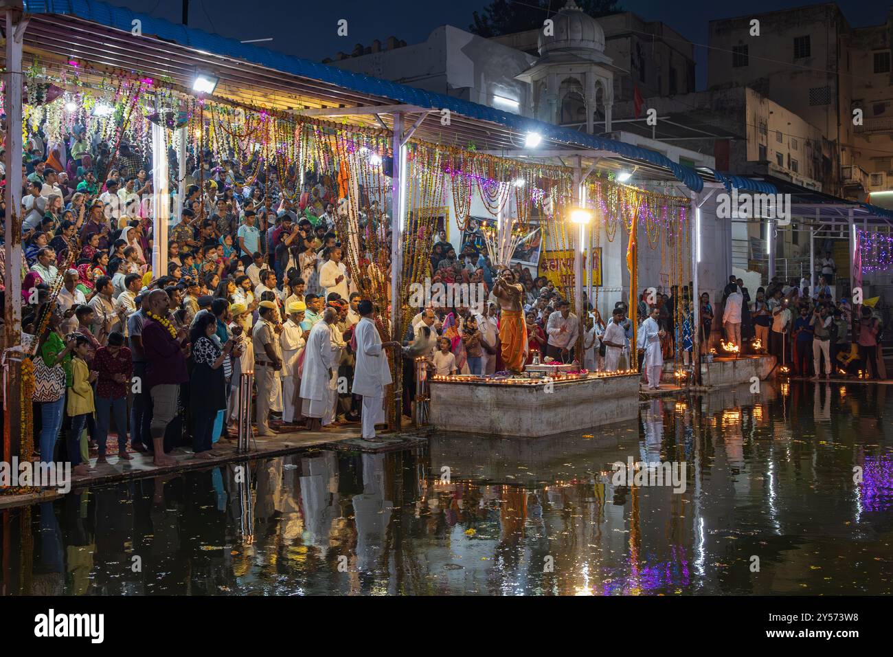 Pushkar, Rajasthan, India. 5 novembre 2022. Cerimonia religiosa al lago Pushkar. Foto Stock