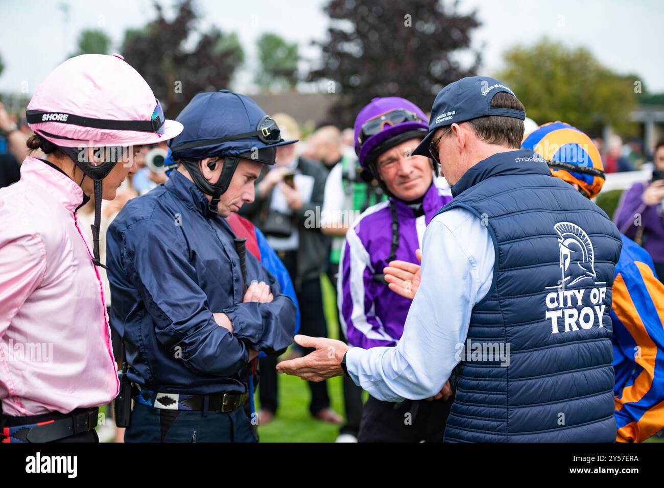 Southwell, Regno Unito, venerdì 20 settembre 2024; i fantini Rachel Richardson, Ryan Moore, Wayne Lordan, Dean Gallagher e Brett Doyle ricevono istruzioni dall'allenatore della City of Troy Aidan o'Brien, davanti al galoppo pubblico della City of Troy in pista in preparazione per una crack alla Breeders' Cup Classic 2024. Crediti JTW equine Images / Alamy Foto Stock
