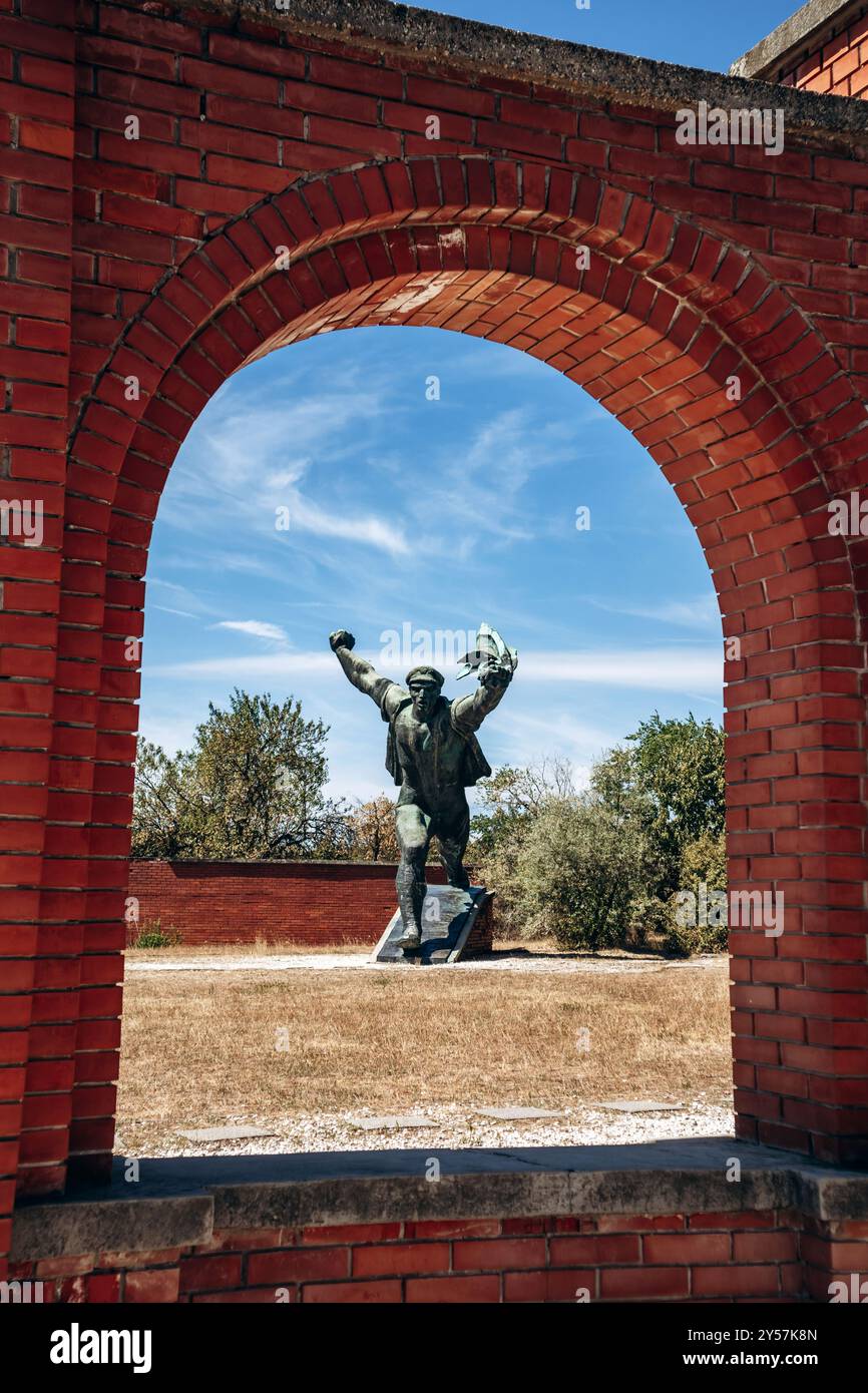 Budapest, Ungheria - 10 agosto 2024: Monumento della Repubblica dei Consigli, artista Istvan Kiss, 1969. Parco dei ricordi. Foto Stock