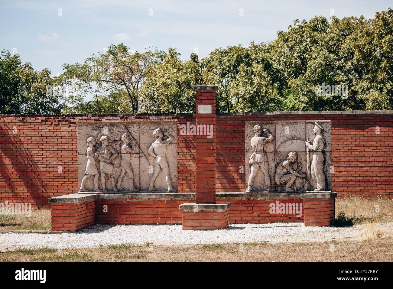 Budapest, Ungheria - 10 agosto 2024: Targa commemorativa della Repubblica dei Consigli dei pionieri, scultori Ambrózi Sándor e Stöckert Károly. Parco dei ricordi Foto Stock