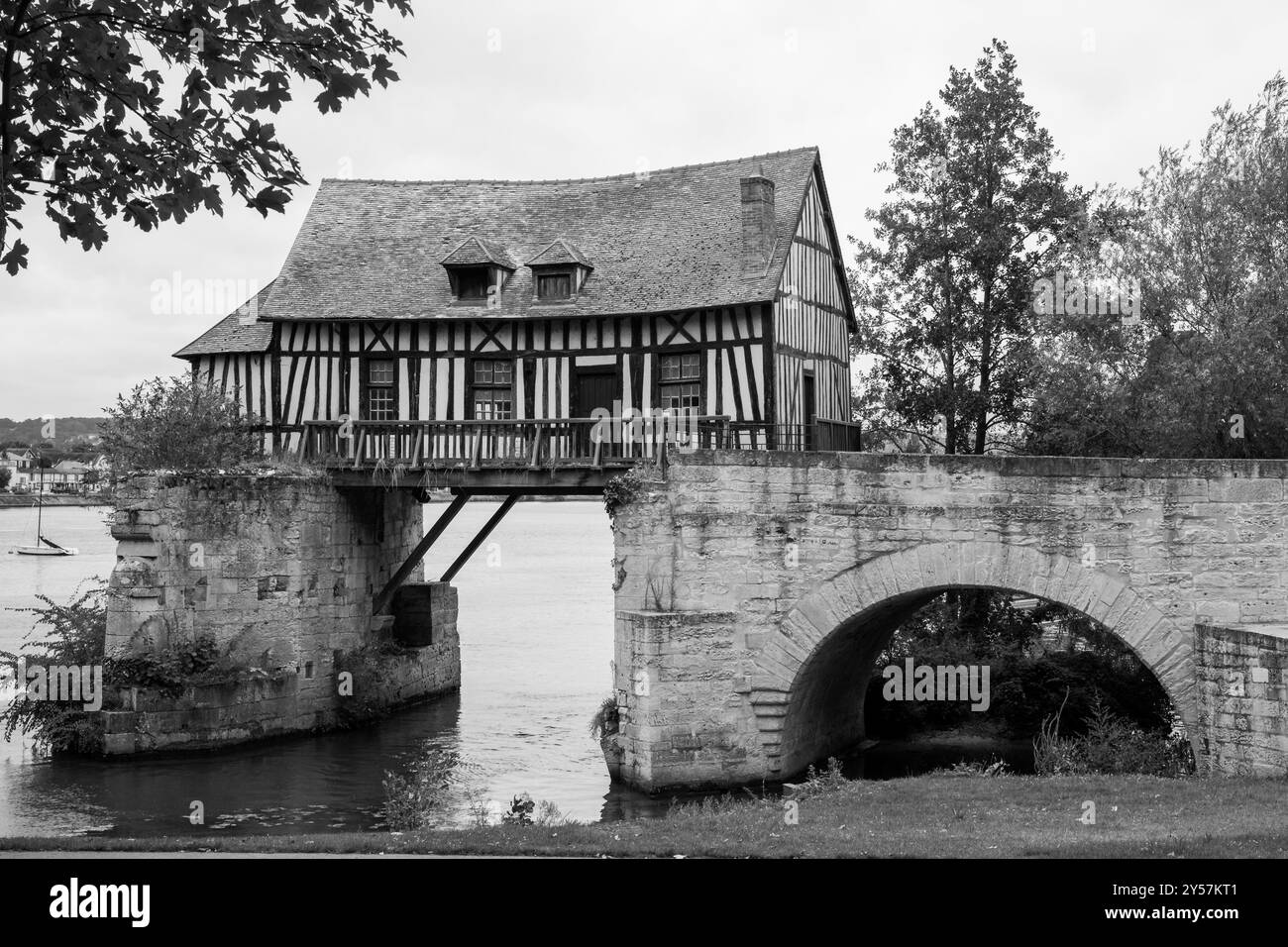 Il Vecchio Mulino di Vernon: Pittoresco mulino medievale restaurato in legno arroccato su archi in pietra sopra le acque della Senna, a Vernon, in Francia. Foto Stock