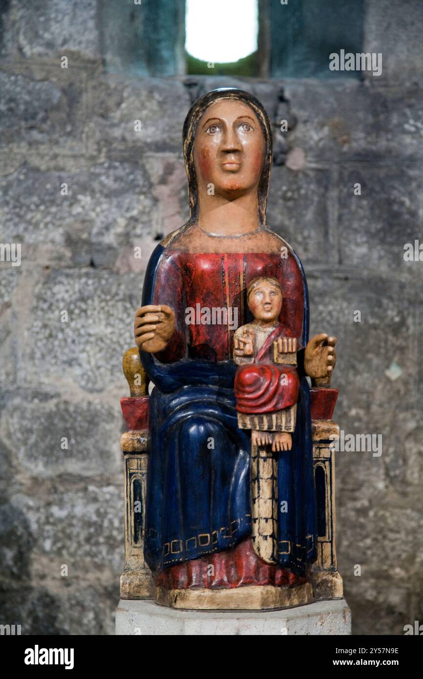 Barcellona, Spagna, 4 settembre 2008, questa scultura raffigura la Vergine Maria che regge Gesù bambino, mostrando intricati dettagli del monastero di BARC Foto Stock