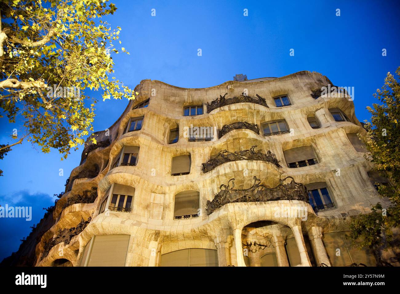 Esplora la splendida architettura de la Casa Mila di Gaudí, splendidamente illuminata in una notte a Barcellona, evidenziando il suo design unico sul Paseo de Foto Stock