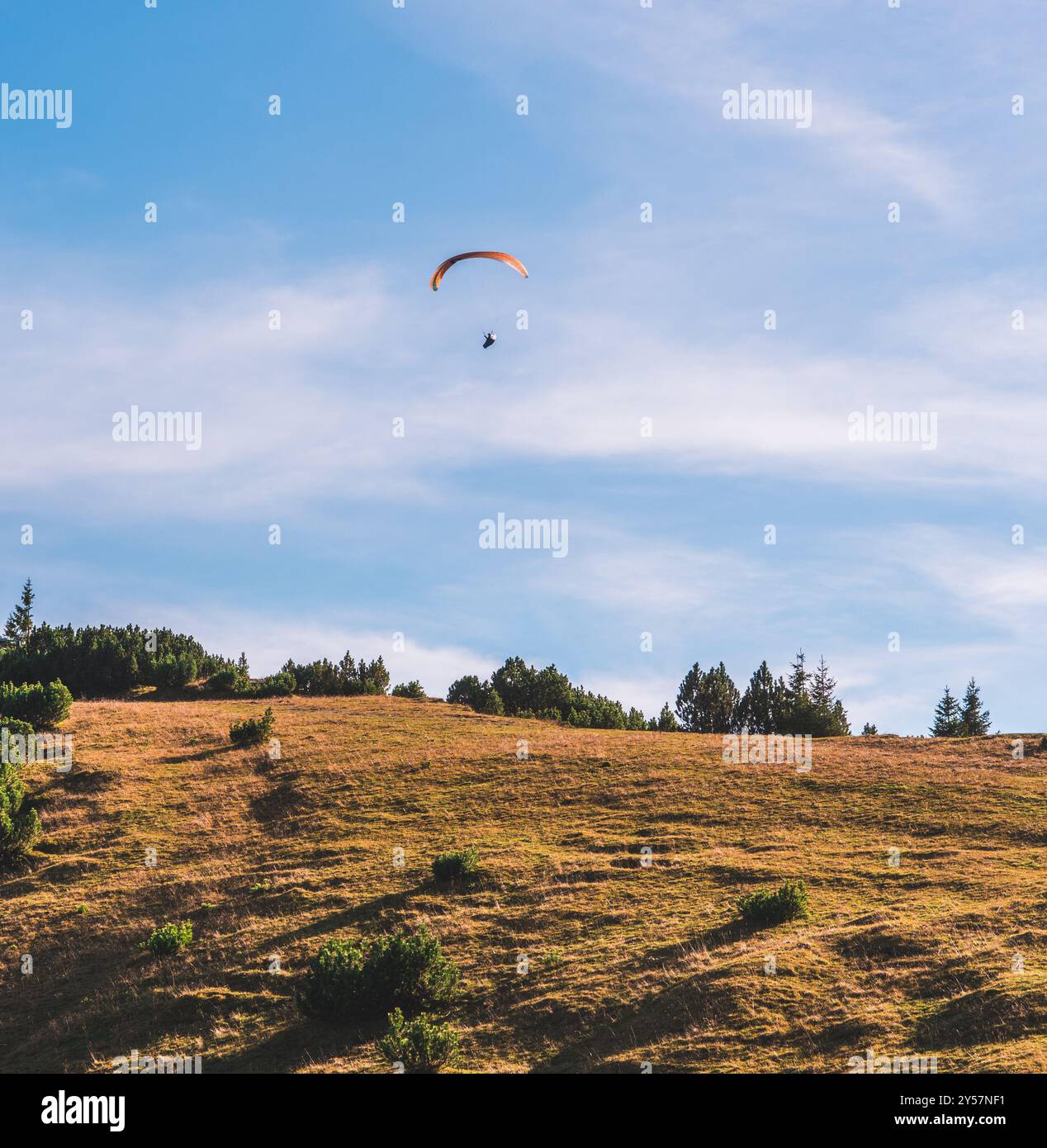 Un parapendio che vola attraverso il cielo azzurro in Baviera, Germania. Foto Stock
