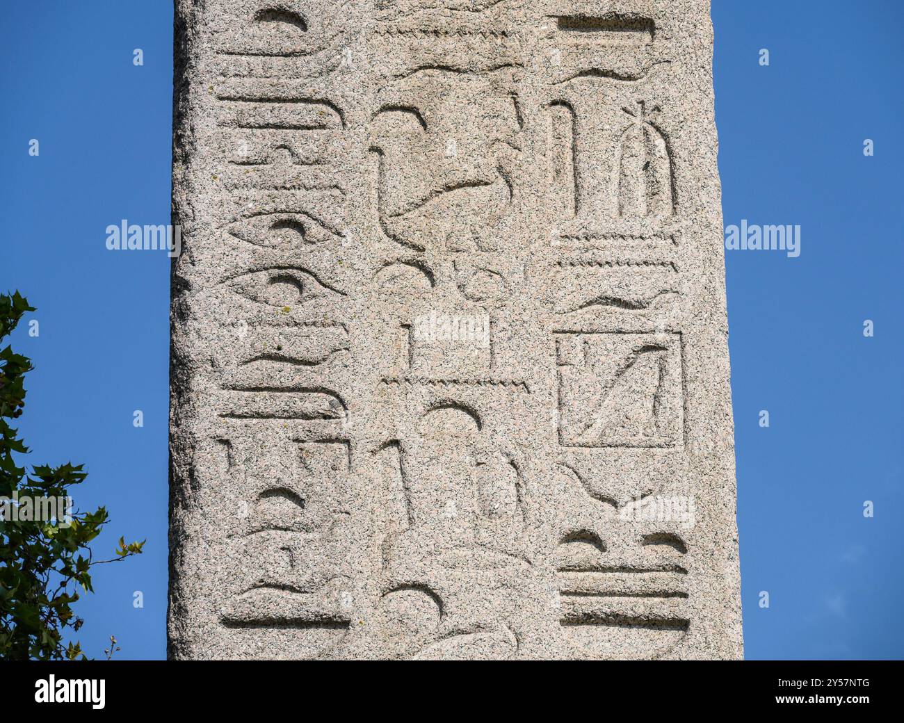 Londra, Regno Unito. Ago di Cleopatra (c1450 a.C.) sull'Embankment di Victoria (dal 1878) dettaglio dei geroglifici sul West Side. Le iscrizioni sul... Foto Stock