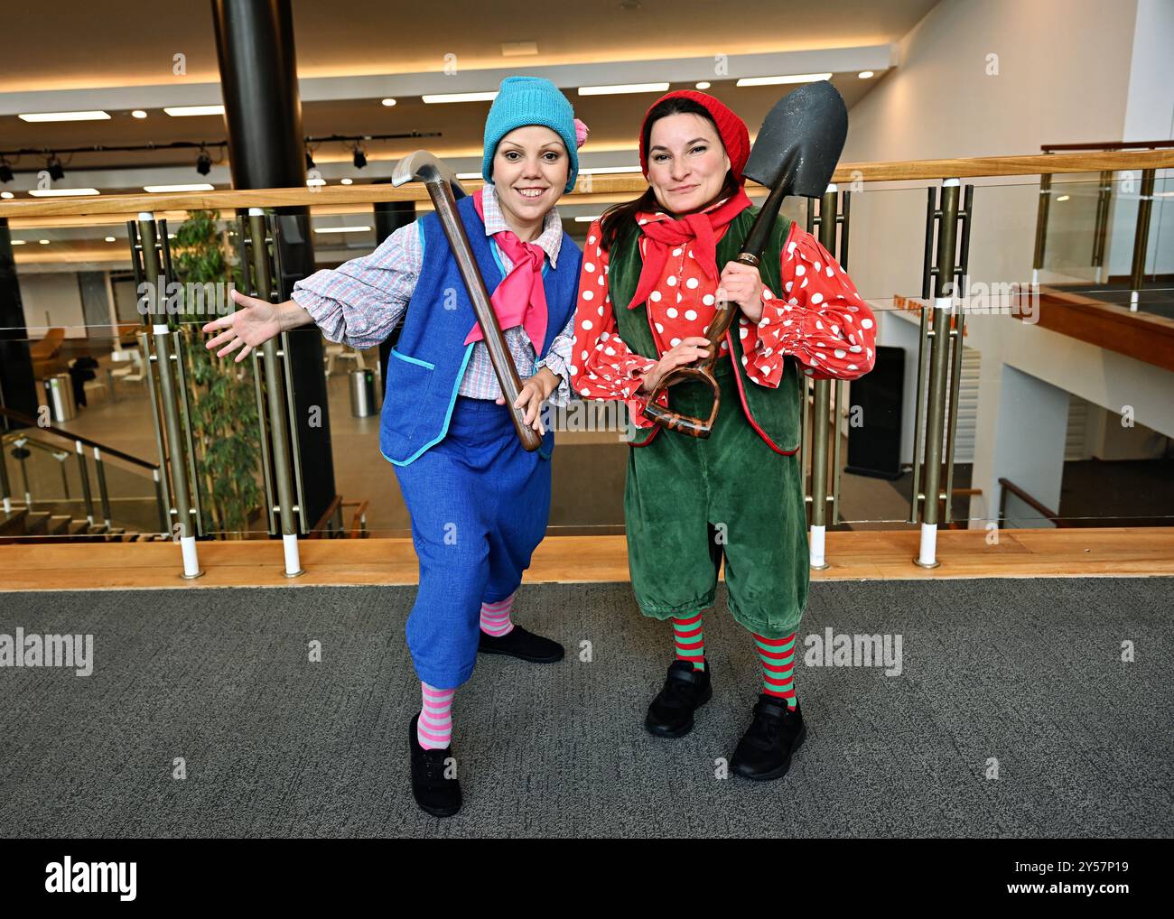 LONDRA, REGNO UNITO. 19 settembre 2024. Maria Popska e Kate Meczynksa - Nano alla pantomima 2024 delle Fairfield Halls - Biancaneve e i sette nani. L'intero cast ha una personalità molto dolce una volta che li vedi apparire sul palco. Li amerete tutti. Non perdetevi lo spettacolo dal vivo dal venerdì 13 dicembre 2024 alla domenica 5 gennaio 2025 al Fairfield Ashcroft Theatre di Fairfield Halls, Londra, Regno Unito. (Foto di 李世惠/SEE li/Picture Capital) credito: Vedi li/Picture Capital/Alamy Live News Foto Stock