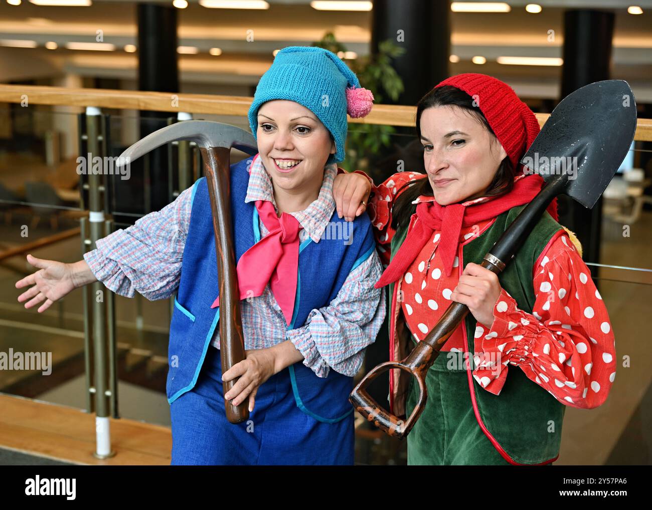 LONDRA, REGNO UNITO. 19 settembre 2024. Maria Popska e Kate Meczynksa - Nano alla pantomima 2024 delle Fairfield Halls - Biancaneve e i sette nani. L'intero cast ha una personalità molto dolce una volta che li vedi apparire sul palco. Li amerete tutti. Non perdetevi lo spettacolo dal vivo dal venerdì 13 dicembre 2024 alla domenica 5 gennaio 2025 al Fairfield Ashcroft Theatre di Fairfield Halls, Londra, Regno Unito. (Foto di 李世惠/SEE li/Picture Capital) credito: Vedi li/Picture Capital/Alamy Live News Foto Stock