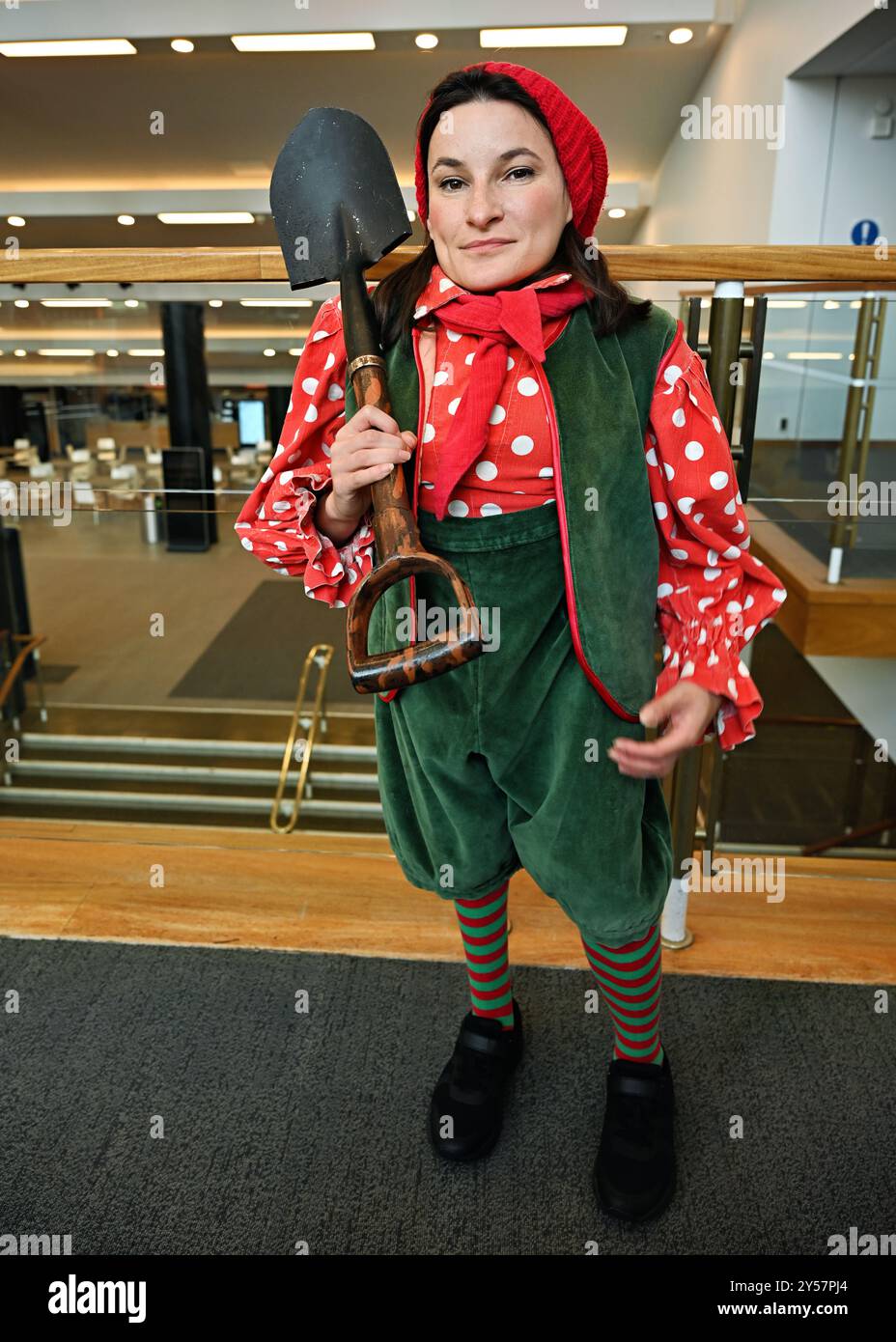 LONDRA, REGNO UNITO. 19 settembre 2024. Kate Meczynksa - Nana alla pantomima 2024 delle Fairfield Halls - Biancaneve e i sette nani. L'intero cast ha una personalità molto dolce una volta che li vedi apparire sul palco. Li amerete tutti. Non perdetevi lo spettacolo dal vivo dal venerdì 13 dicembre 2024 alla domenica 5 gennaio 2025 al Fairfield Ashcroft Theatre di Fairfield Halls, Londra, Regno Unito. (Foto di 李世惠/SEE li/Picture Capital) credito: Vedi li/Picture Capital/Alamy Live News Foto Stock