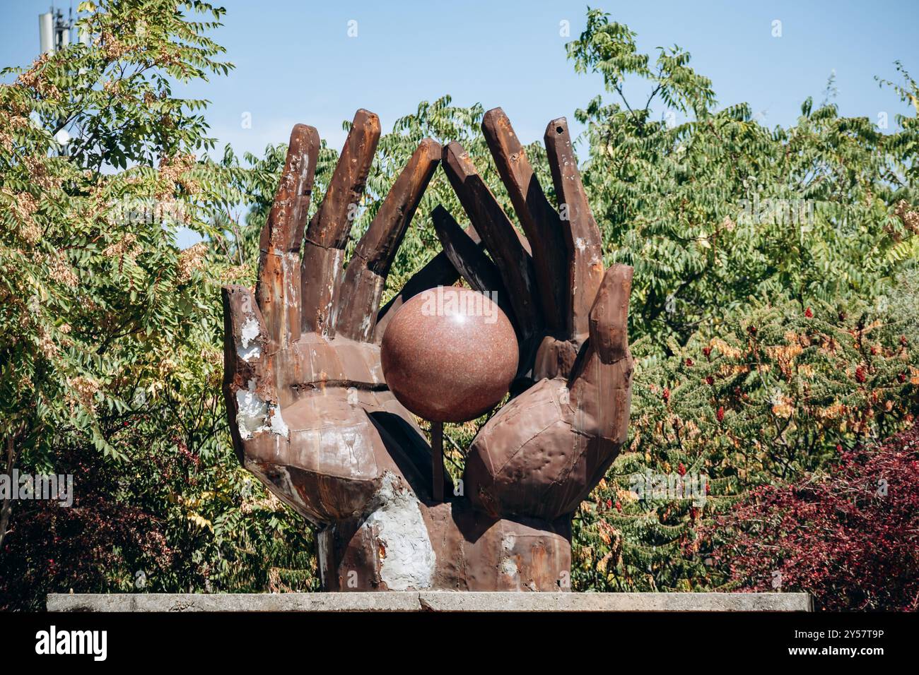 Budapest, Ungheria - 10 agosto 2024: Memoriale del movimento dei lavoratori, artista Istvan Kiss, 1976. Parco Memento Foto Stock