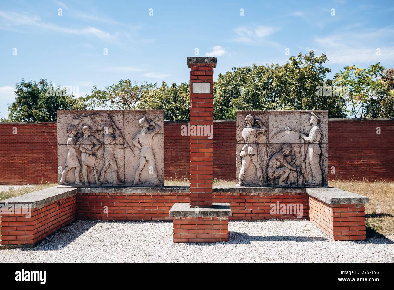 Budapest, Ungheria - 10 agosto 2024: Targa commemorativa della Repubblica dei Consigli dei pionieri, scultori Ambrózi Sándor e Stöckert Károly. Parco dei ricordi Foto Stock