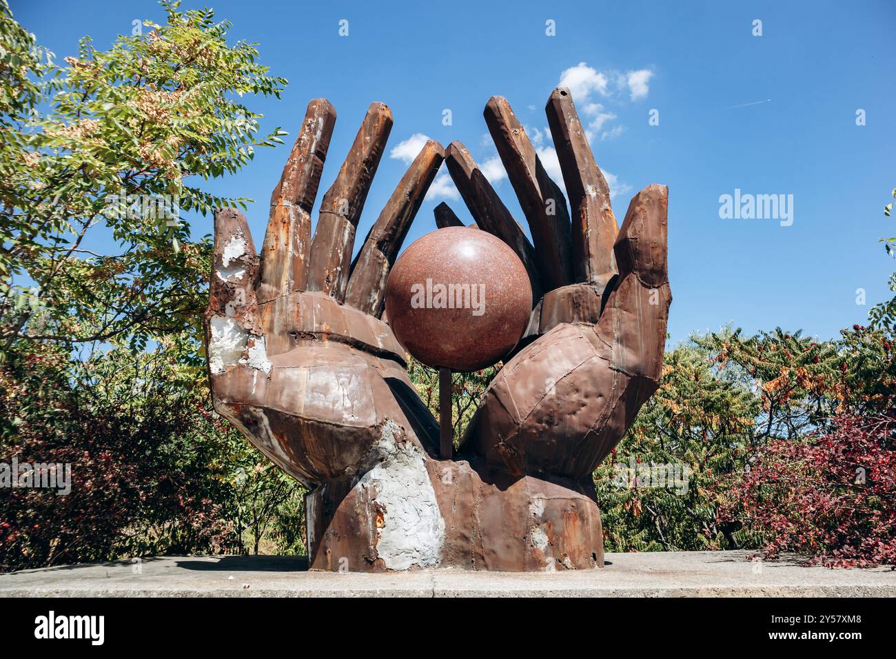 Budapest, Ungheria - 10 agosto 2024: Memoriale del movimento dei lavoratori, artista Istvan Kiss, 1976. Parco Memento Foto Stock