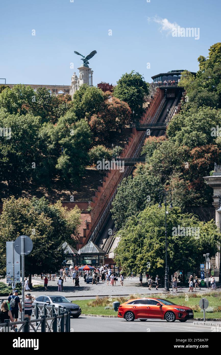 Budapest, Ungheria - 10 agosto 2024: La funicolare del castello di Buda, si snoda su un percorso di 95 metri a 50 metri di altitudine e dispone di due tram. Foto Stock