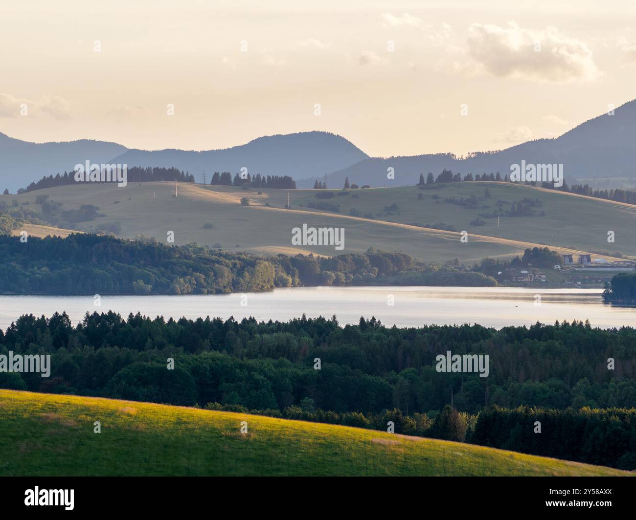 Paesaggio montano. Il sole tramonta illumina le pendici delle colline. Vista sulle montagne Hoczanskie. Regione di Zilina. Slovacchia. Foto Stock