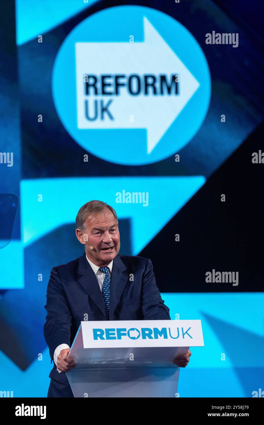 Birmingham, Regno Unito. 20 settembre 2024. Rupert Lowe MP Speech REFORM UK. L'onorevole Lowe ha enfatizzato l'onere fiscale del Regno Unito con l'uso di un cartone animato.2024 CONFERENZA credito: GaryRobertsphotography/Alamy Live News Foto Stock