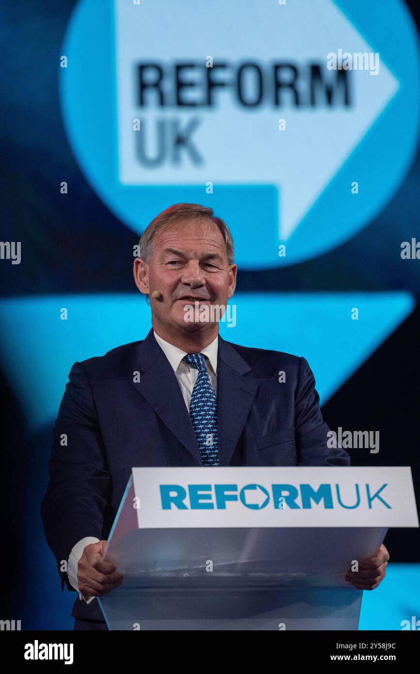 Birmingham, Regno Unito. 20 settembre 2024. Rupert Lowe MP Speech REFORM UK. L'onorevole Lowe ha enfatizzato l'onere fiscale del Regno Unito con l'uso di un cartone animato.2024 CONFERENZA credito: GaryRobertsphotography/Alamy Live News Foto Stock