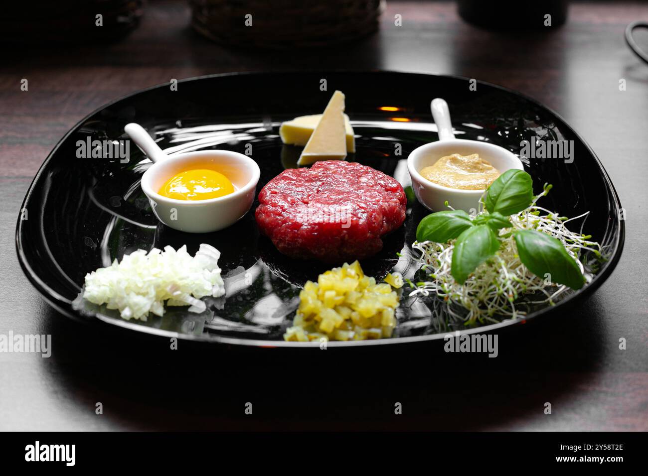 Pasto polacco tartari manzo crudo con uova e insalata Foto Stock