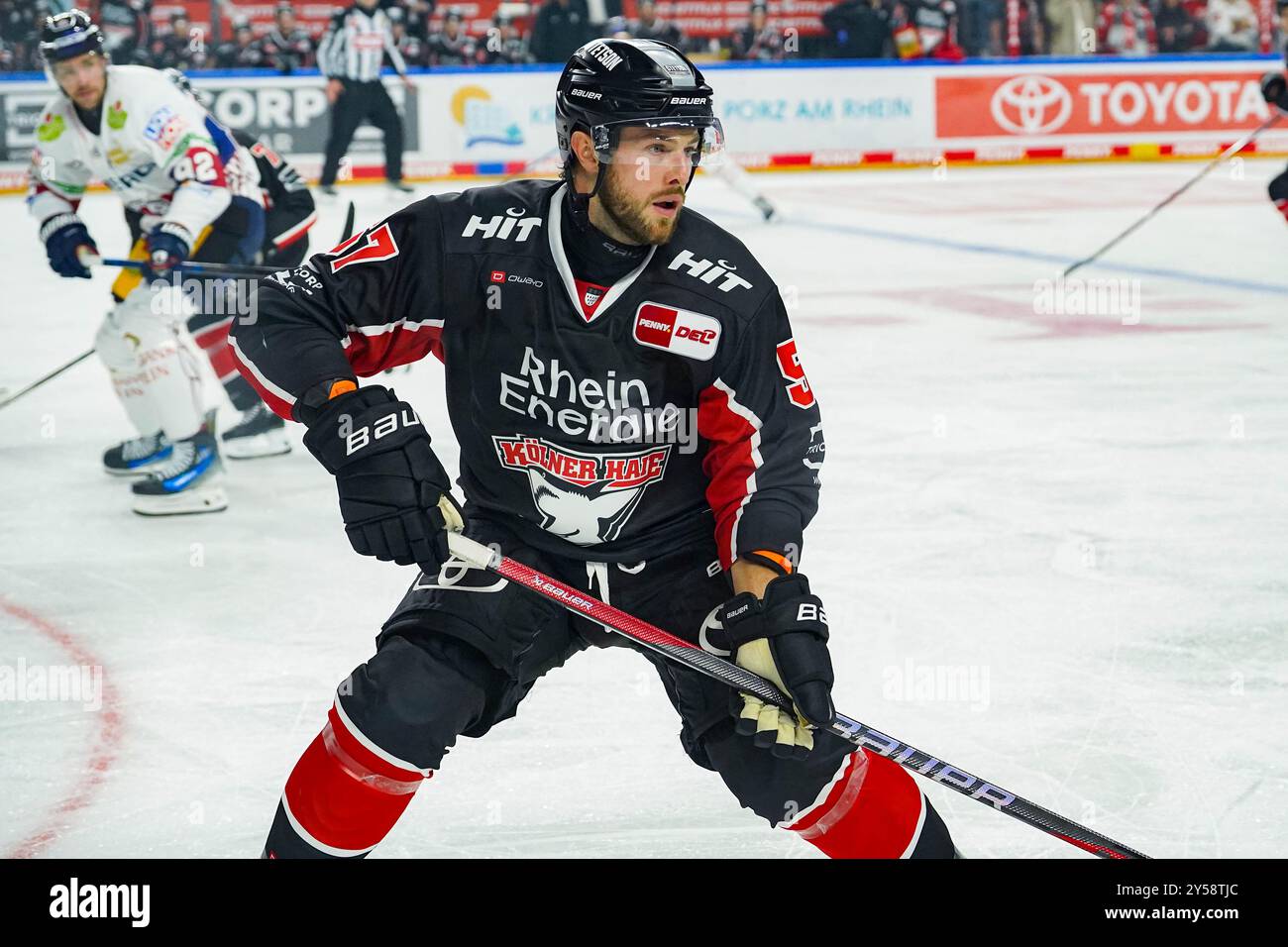 Germania. 20 settembre 2024. Eishockey Penny-DEL 1.Spieltag Koelner Haie - Eisbaeren Berlin am 20.09.2024 in der Lanxess Arena a Koeln Brady Austin ( Koeln ) Gemaess den Vorgaben der DEL Deutsche Eishockey Liga ist die Publikation und Weiterverwertung der Aufnahmen in elektronischen Medien und Endgeraeten aller Art waehrend des lauden Spiels nicht. Foto: Revierfoto credito: ddp media GmbH/Alamy Live News Foto Stock